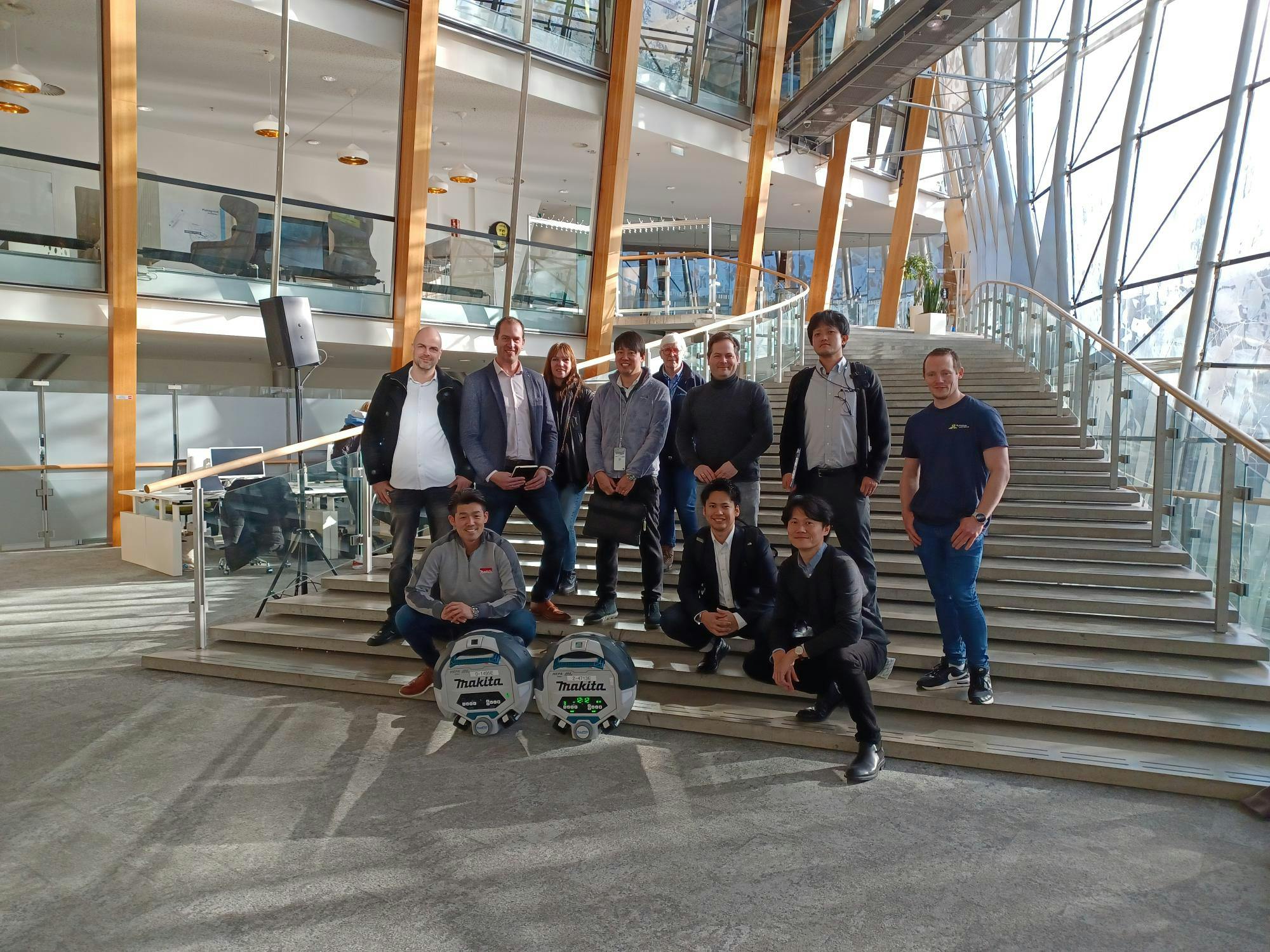 groep mensen staan op trap te poseren voor foto