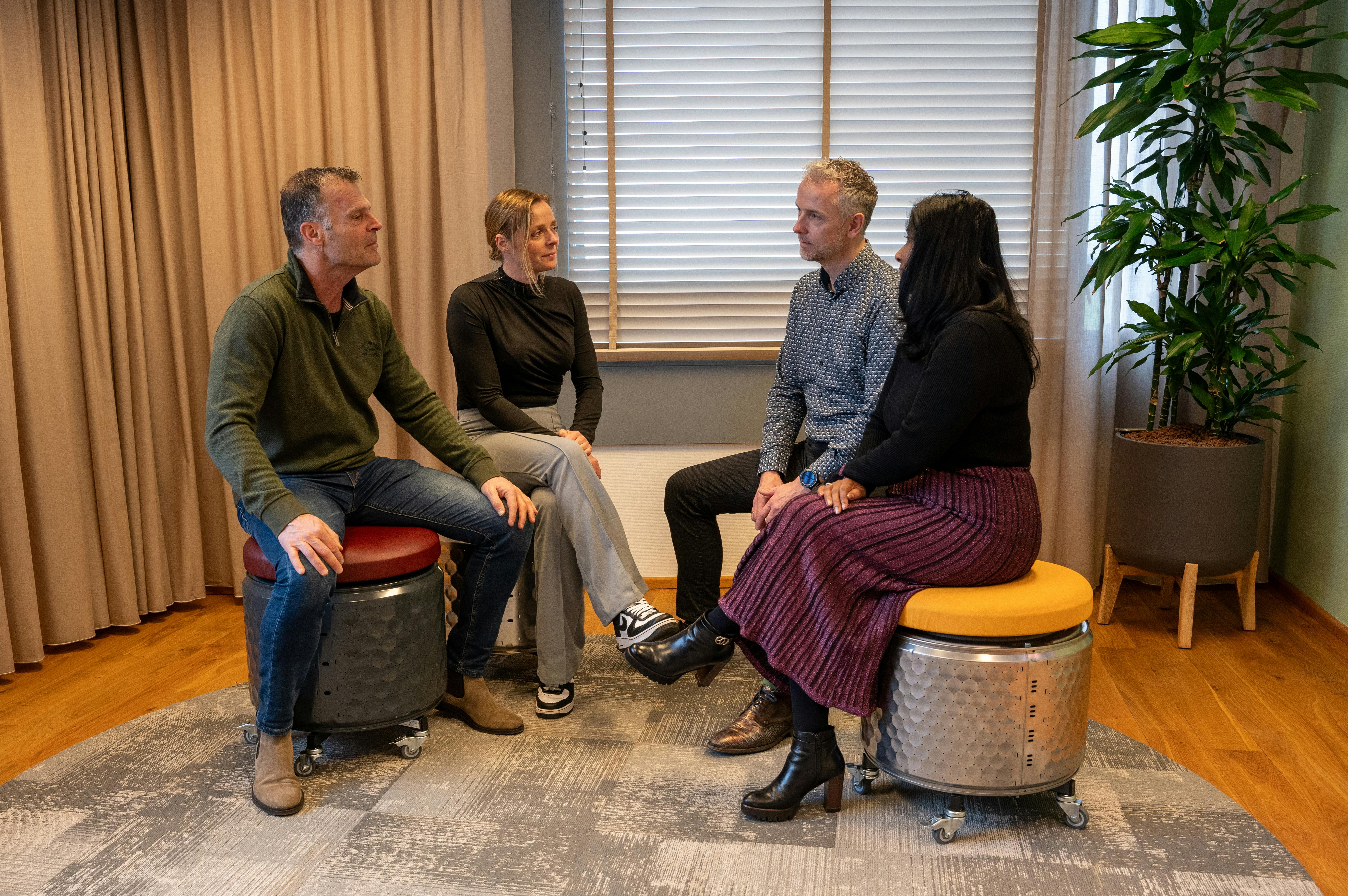 medewerkers Rijnvicus op poef van gerecycled materiaal