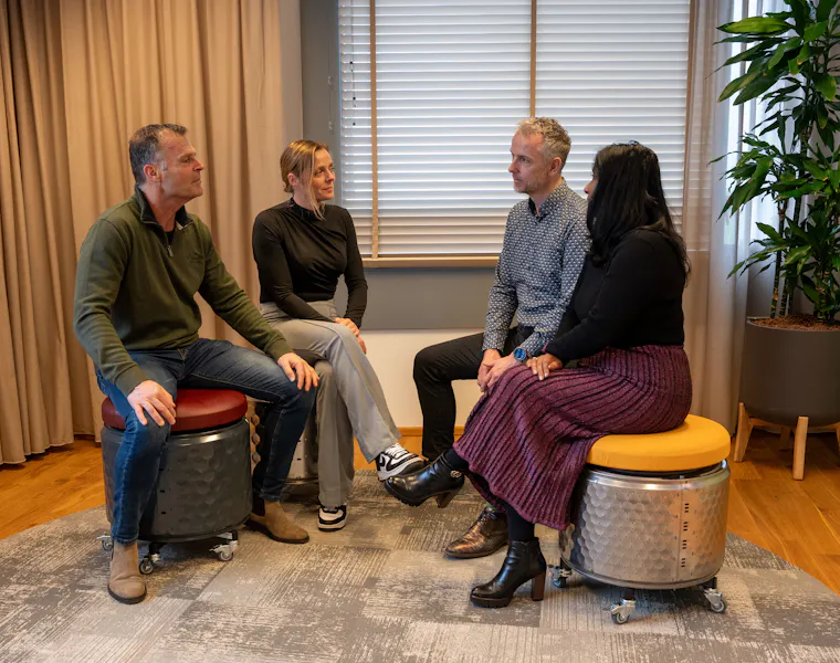 medewerkers Rijnvicus op poef van gerecycled materiaal