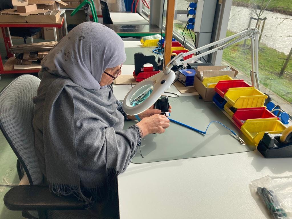 Dame aan het werk bij assemblage