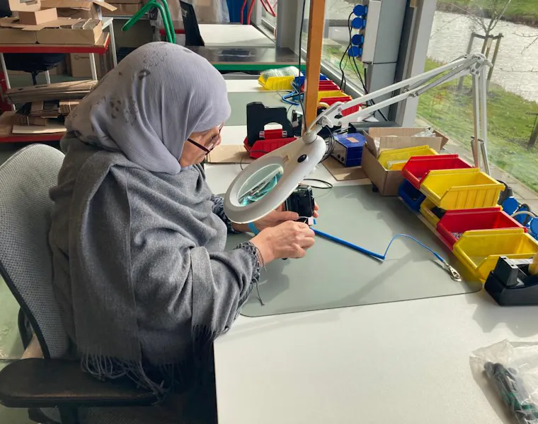 Dame aan het werk bij assemblage