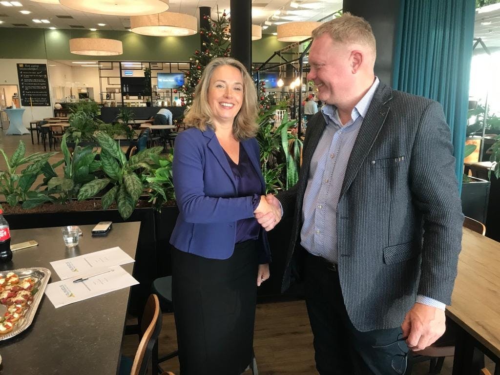 Annelies en meneer van Wentex schudden elkaar de hand