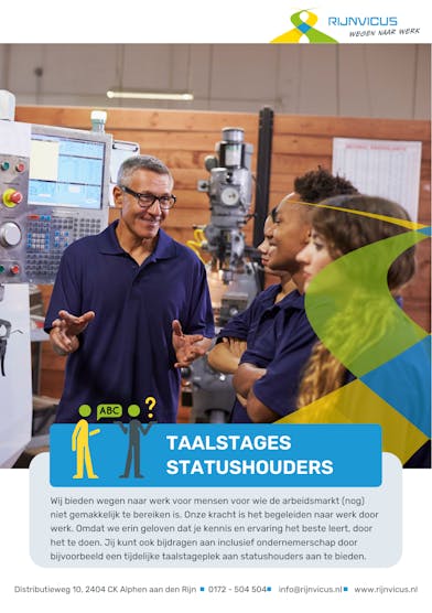 voorkant flyer taalstage, man legt uit aan mensen