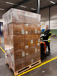 Vrouw op heftruck