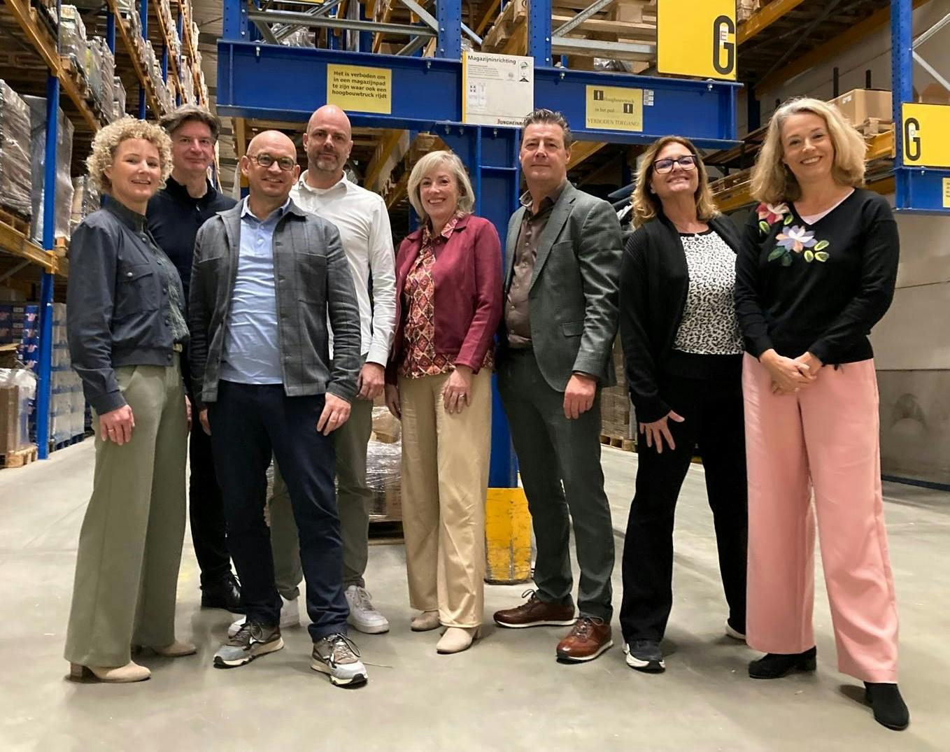 MT team poseert op afdeling logistiek