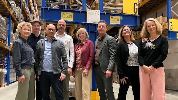 MT team poseert op afdeling logistiek