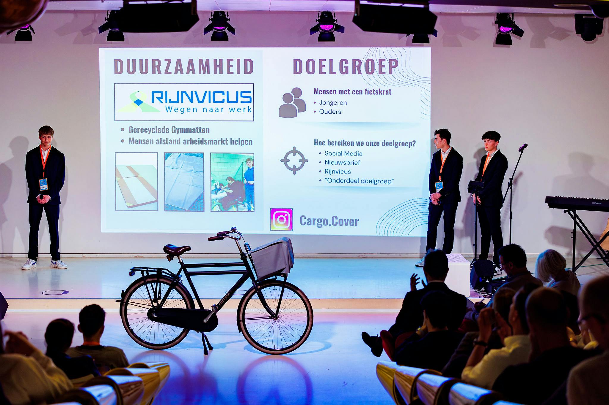 jonge ondernemers van cargo cover geven presentatie