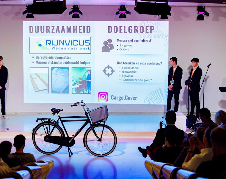jonge ondernemers van cargo cover geven presentatie