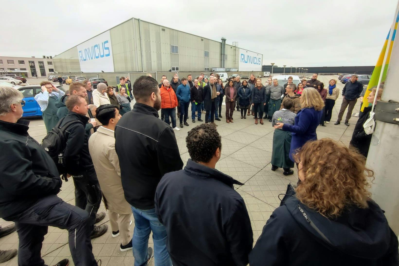 Rijnvicus medewerkers hijsen vlag