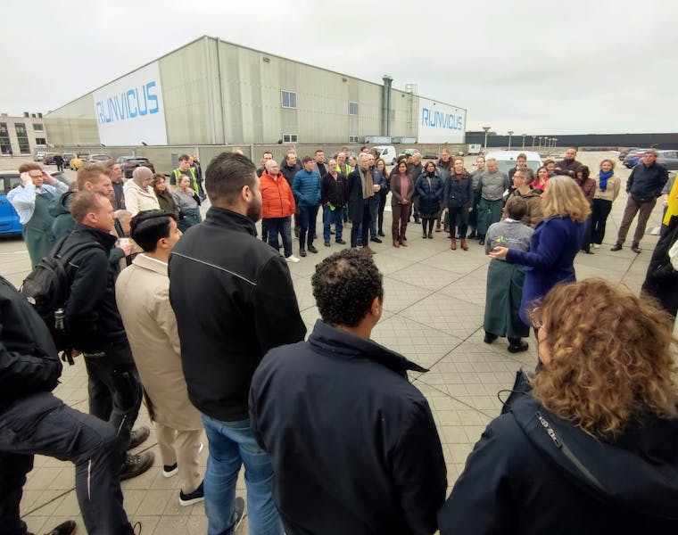 Rijnvicus medewerkers hijsen vlag