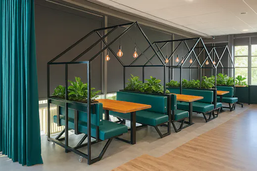 Moderne eetruimte met planten en houten tafels.