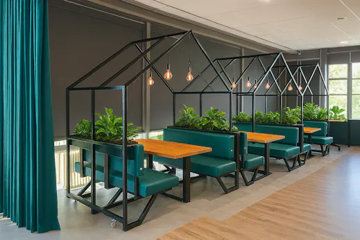 Moderne eetruimte met planten en houten tafels.