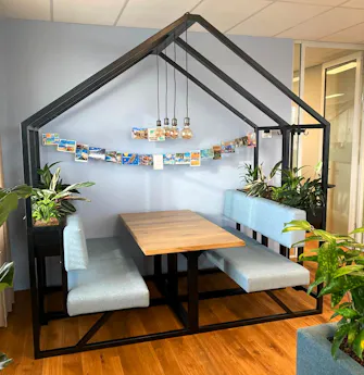 Een moderne eetgelegenheid met planten en foto's.