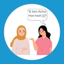 Twee vrouwen in gesprek, één zegt "Ik ben Anna."