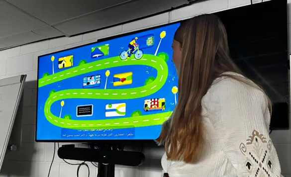 Meisje kijkt naar een interactieve presentatie.