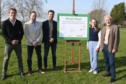 Gebiedscoöperatie Nieuwkoop en vier ontwikkelaars tekenen Green Deal voor ontwikkeling zonnevelden.