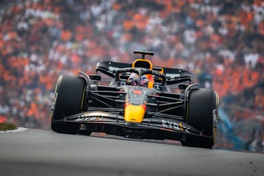 Max-fan kiest zondag voor chips, warme snacks en besmeerde toastjes