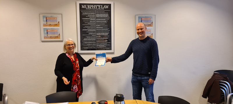 Vignet-auditor Anemarie Timmermans overhandigt het Vignet aan Freek Vendel; SHE Bolletje.