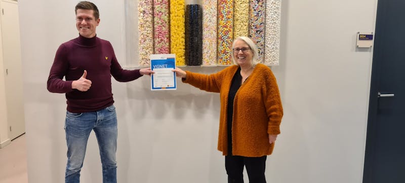 Vignet-auditor Anemarie Timmermans overhandigt het Vignet aan Steven Wever; QESH Coördinator Concorp.