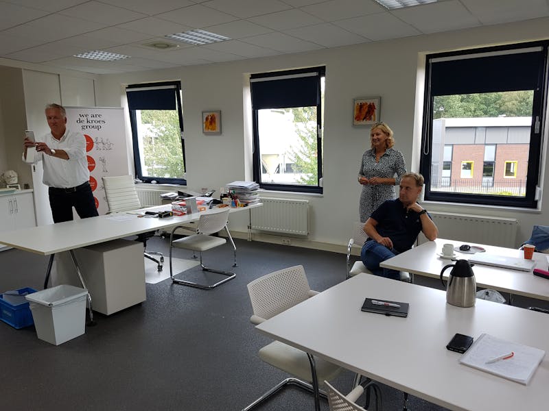 v.l.n.r. Henri Verhagen (algemeen directeur, De Kroes), Henriet Spangers (arboteam), Eef Kraaijeveld (operationeel directeur, De Kroes)