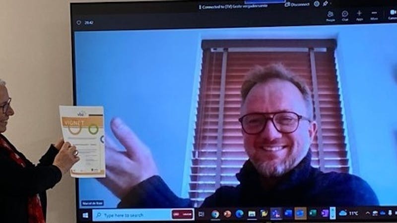 Annemarie Timmermans overhandigt Vignet Arbeidsveiligheid aan plantmanager Marcel de Boer