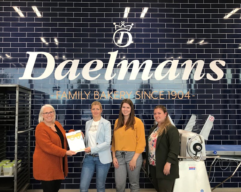 Vignet auditor Annemarie Timmermans overhandigt het Vignet Arbeidsveiligheid een aantal leden uit het Arboteam; Gwenn van Stipdonk, Monique Martens en Lizzy van Helmond.