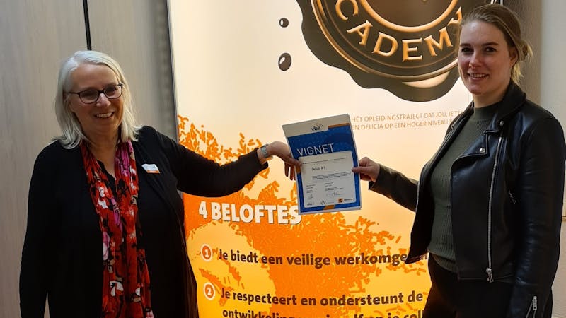 Jeske van Dongen veiligheidscoördinator krijgt het Vignet uitgereikt door leadauditor Annemarie Timmermans