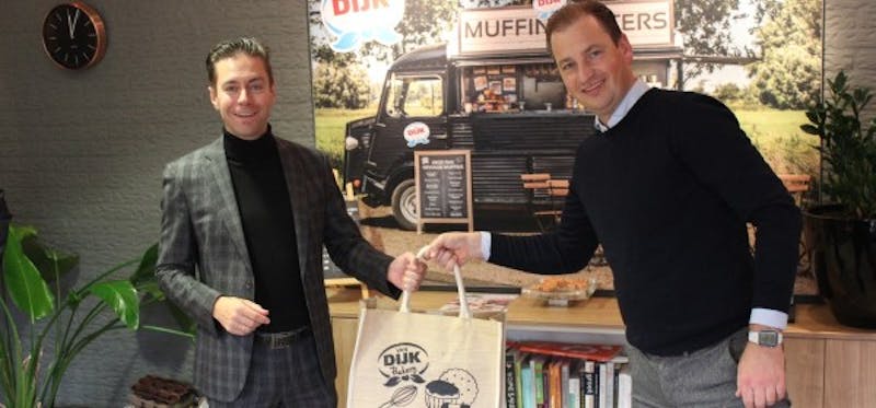 v.l.n.r Chris Stoffer (SGP), Gijsbert van Dijk (directeur Van Dijk Banket)