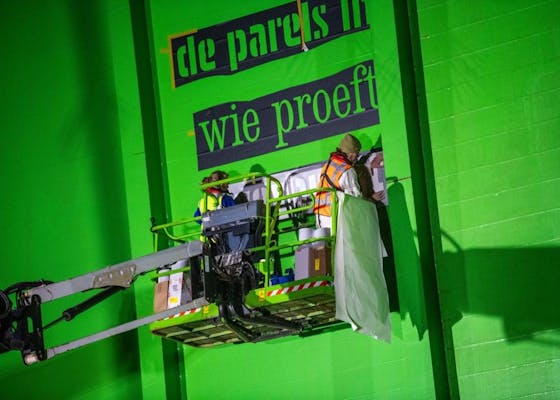 Zaterdagnacht 22 april is een deel van het Bruggedicht aangebracht.