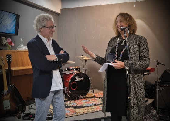Bert Verboon ontvangt Alphense Erepenning van burgemeester Liesbeth Spies
