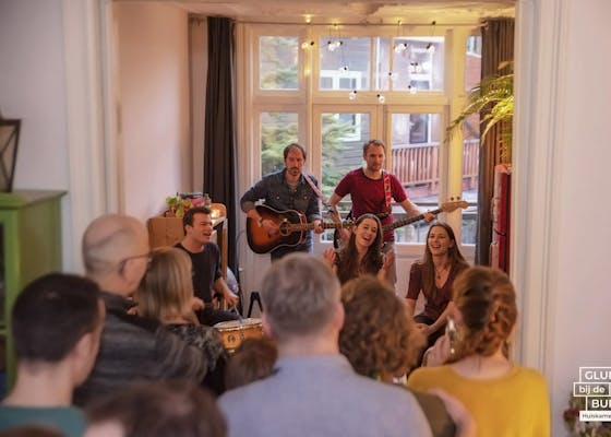 50 optredens in 48 huiskamers door heel Alphen aan den Rijn tijdens Gluren bij de Buren!