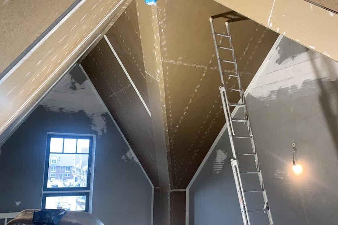 Zolderkap spuiten nieuwbouw woning