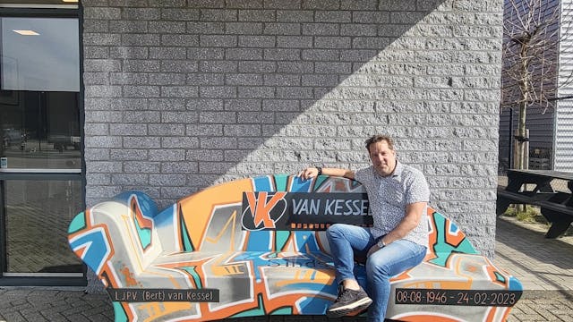 Unieke herdenkingsbank voor van Kessel Ventilatie: Een eerbetoon aan Bert van Kessel