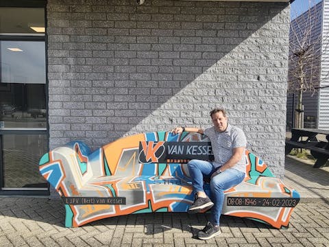 Unieke herdenkingsbank voor van Kessel Ventilatie: Een eerbetoon aan Bert van Kessel
