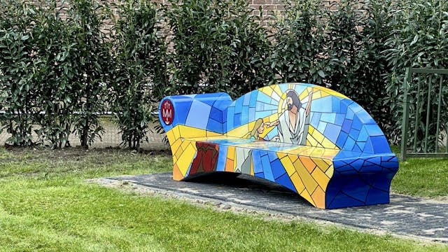 Een symbool van geloof en gemeenschap: Betonnen sofa R.K. H. Maria Magdalena in Elst
