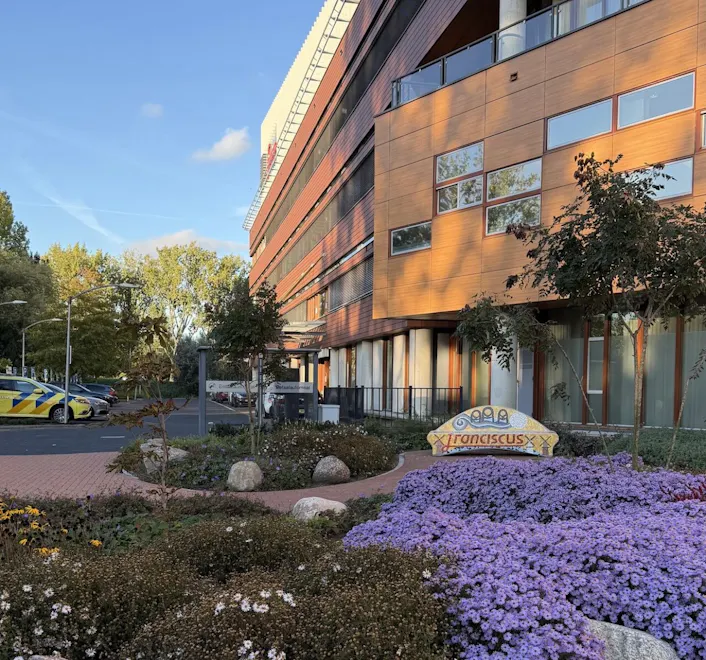 Betonnen mozaïekbank van luc4me in de tuin bij Franciscus Vlietland in Schiedam