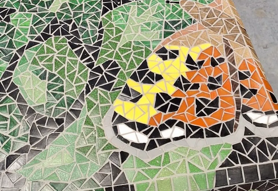 detail-van-een-vlinder-in-het-kleurrijke-mozaiekontwerp