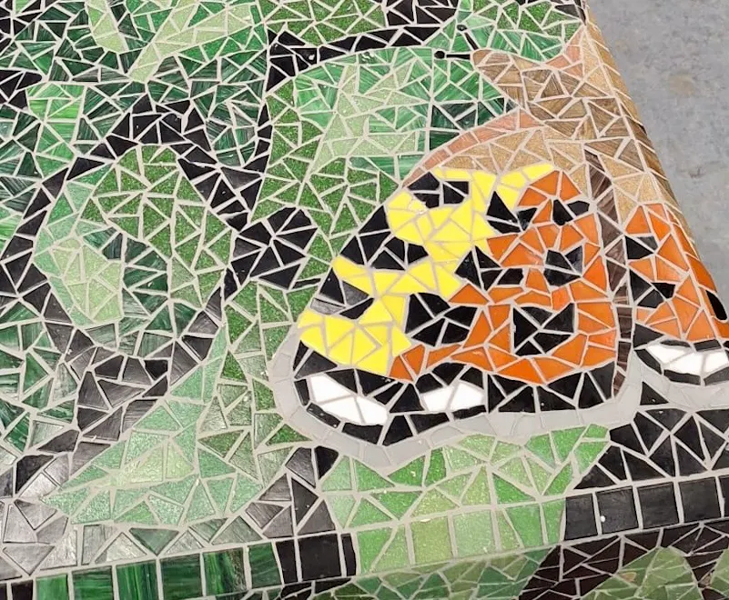detail-van-een-vlinder-in-het-kleurrijke-mozaiekontwerp