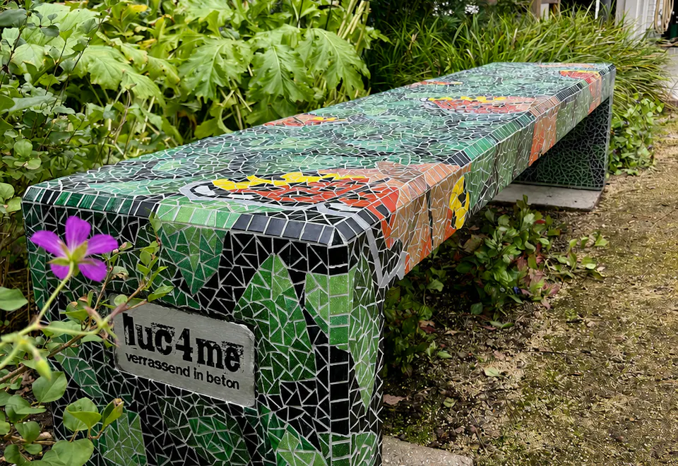 kleurrijke-mozaiekbank-in-de-tuin