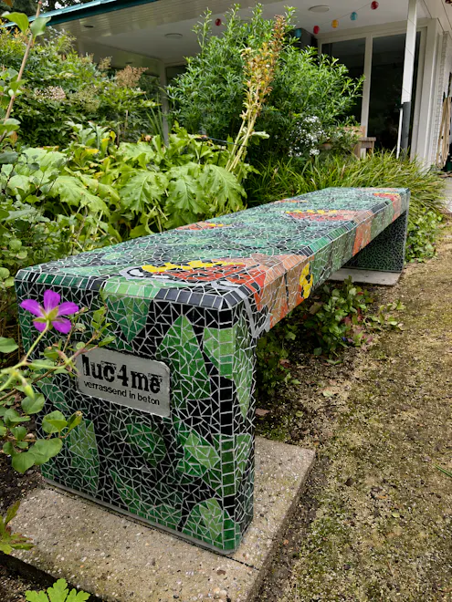 kleurrijke-mozaiekbank-in-de-tuin
