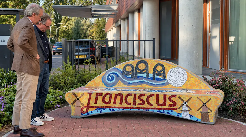Onthulling bankje Franciscus Vlietland