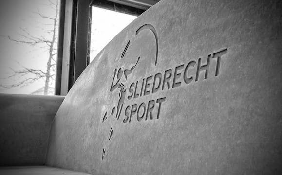 Betonnen bank met logo in opdracht van Gebroeders Blokland