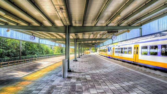 Betonnen banken voor stations