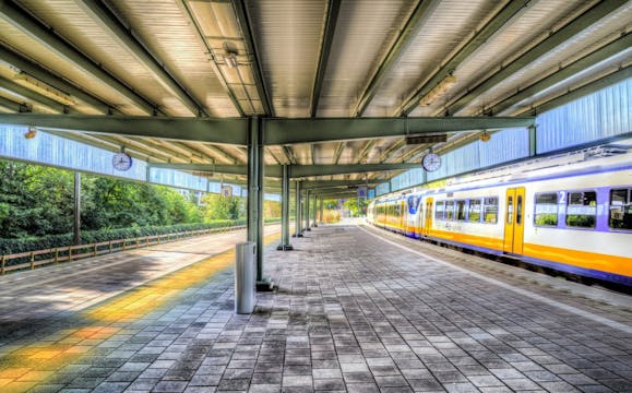 Betonnen banken voor stations