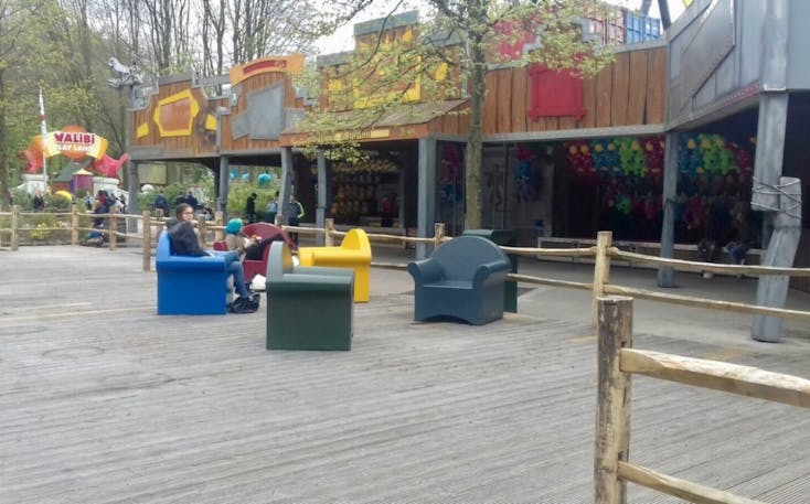 betonnen meubels voor pretparken