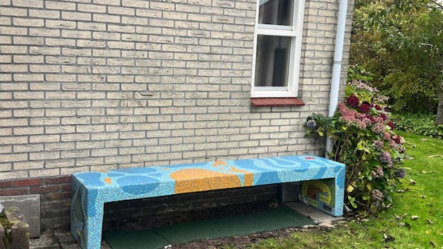 Gemozaïekte bankjes als bijzonder afscheidscadeau