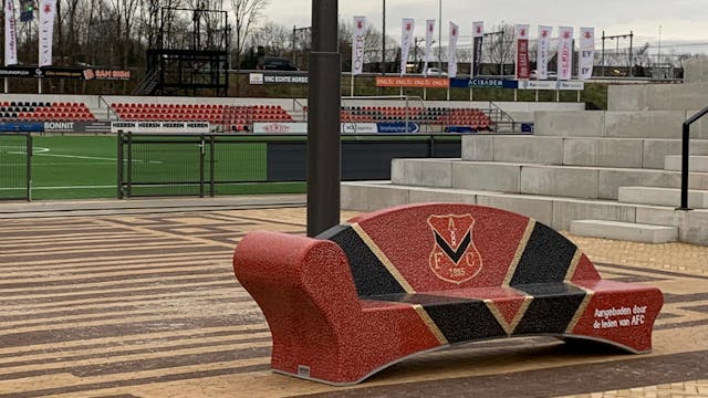 Gemozaïekte bank is geschenk van leden aan jubilerende voetbalvereniging