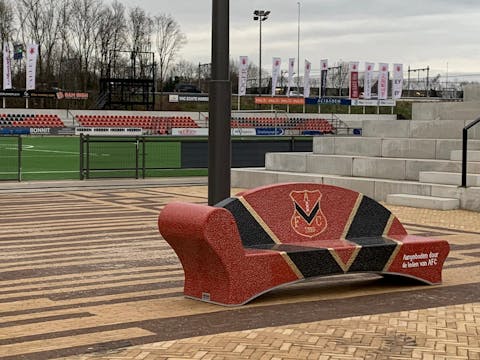 Gemozaïekte bank is geschenk van leden aan jubilerende voetbalvereniging