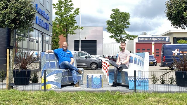 Mozaïekbanken zijn eyecatcher voor Deuren Service Nederland