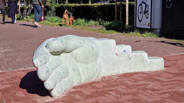 Kunstzinnige groene betonnen meubels als oproep tot solidariteit